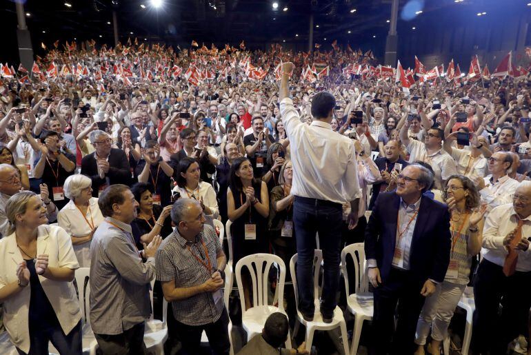 Pedro Sánchez, nuevo secretario general del PSOE, saluda a delegados y simpatizantes durante el acto de clausura del Congreso Federal del partido, celebrado hoy en Madrid.