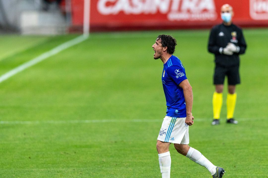 Christian Fernández, en un partido con el Real Oviedo. 