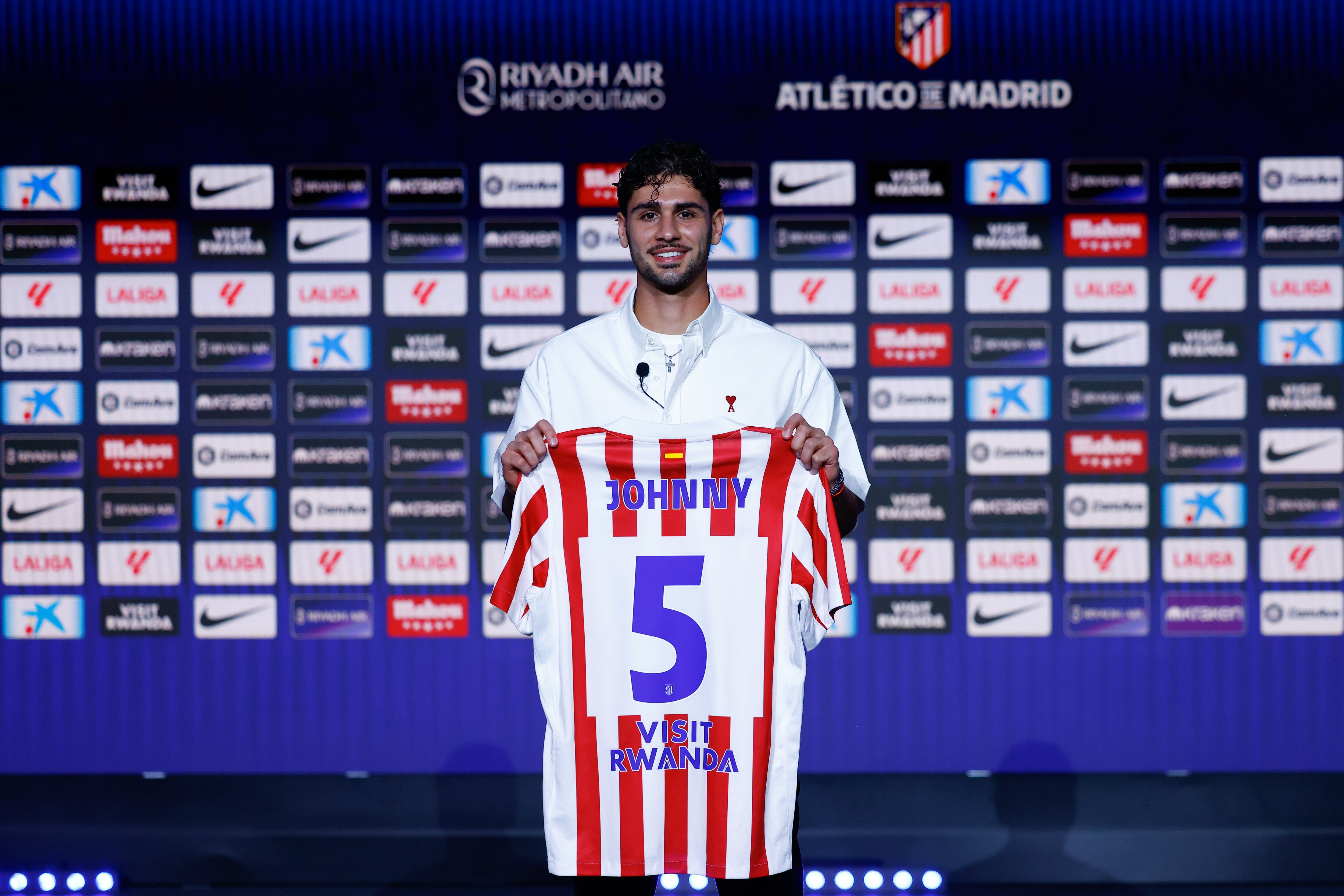 Johnny Cardoso posa con la camiseta #5 en su presentación con el Atlético de Madrid en el estadio Riyadh Air Metropolitano. (Foto: Dennis Agyeman/AFP7 vía Getty Images)