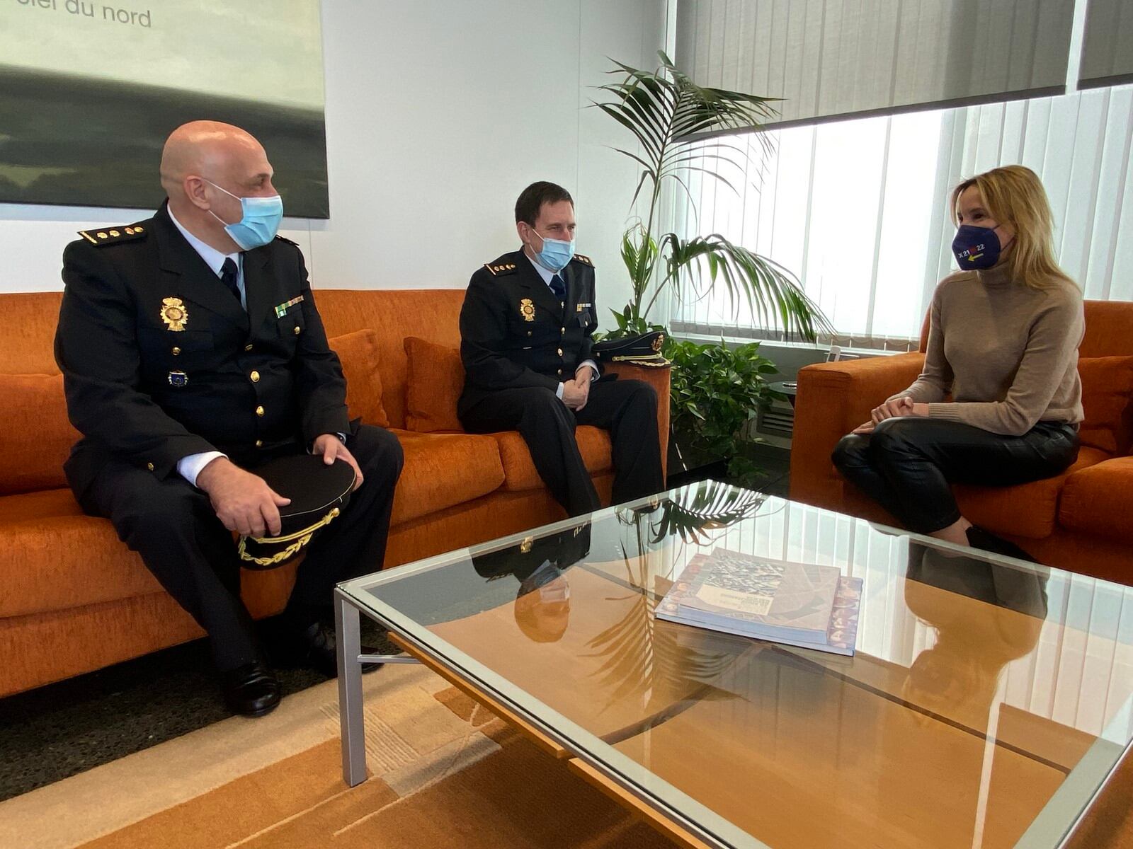 Fernández-Tapias con el Comisario de la Policía Nacional de Vigo y el nuevo jefe de Operaciones de la Comisaría