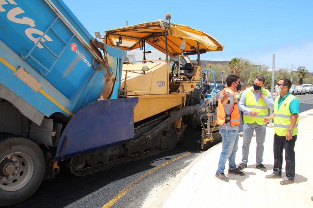 El alcalde de Yaiza, Óscar Noda y el concejal de Obras, Jonatan Lemes.