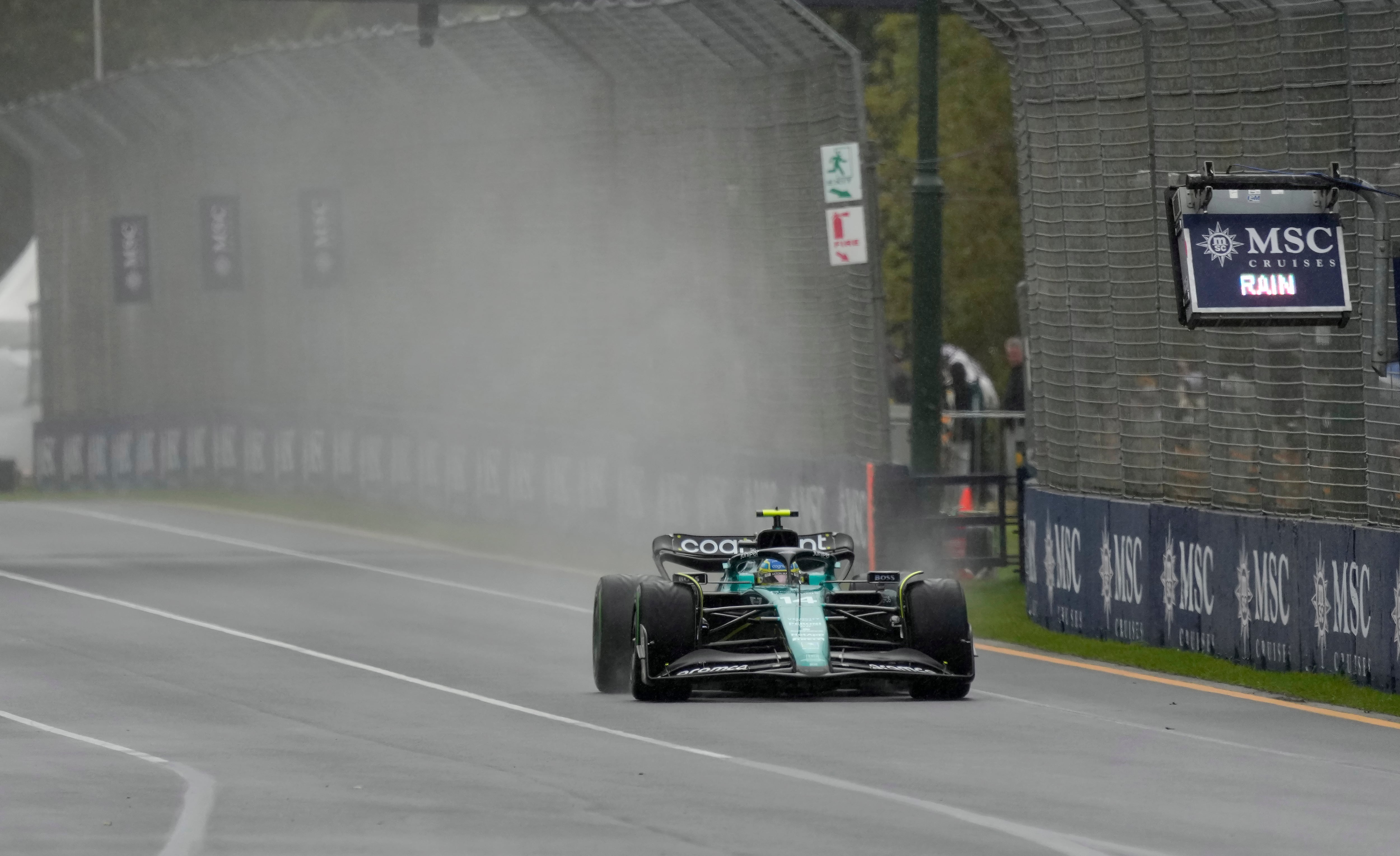 Alonso, bajo la lluvia de Australia, en los libres.