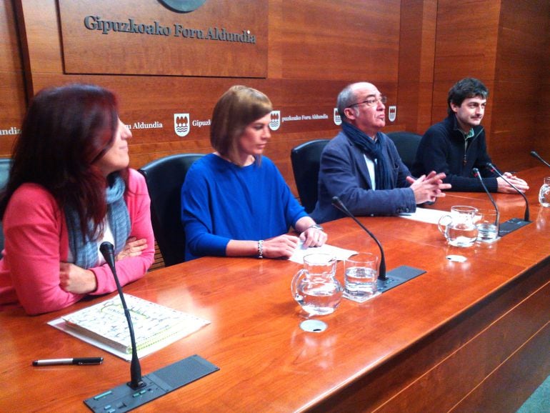 Arantxa Ruiz de Larrinaga, Directora de Participación Ciudadana, Leire Etxeberria, alcaldesa de Zestoa, Martin Garitano, Diputado General e Iñaki Errazkin, Diputado de medioambiente