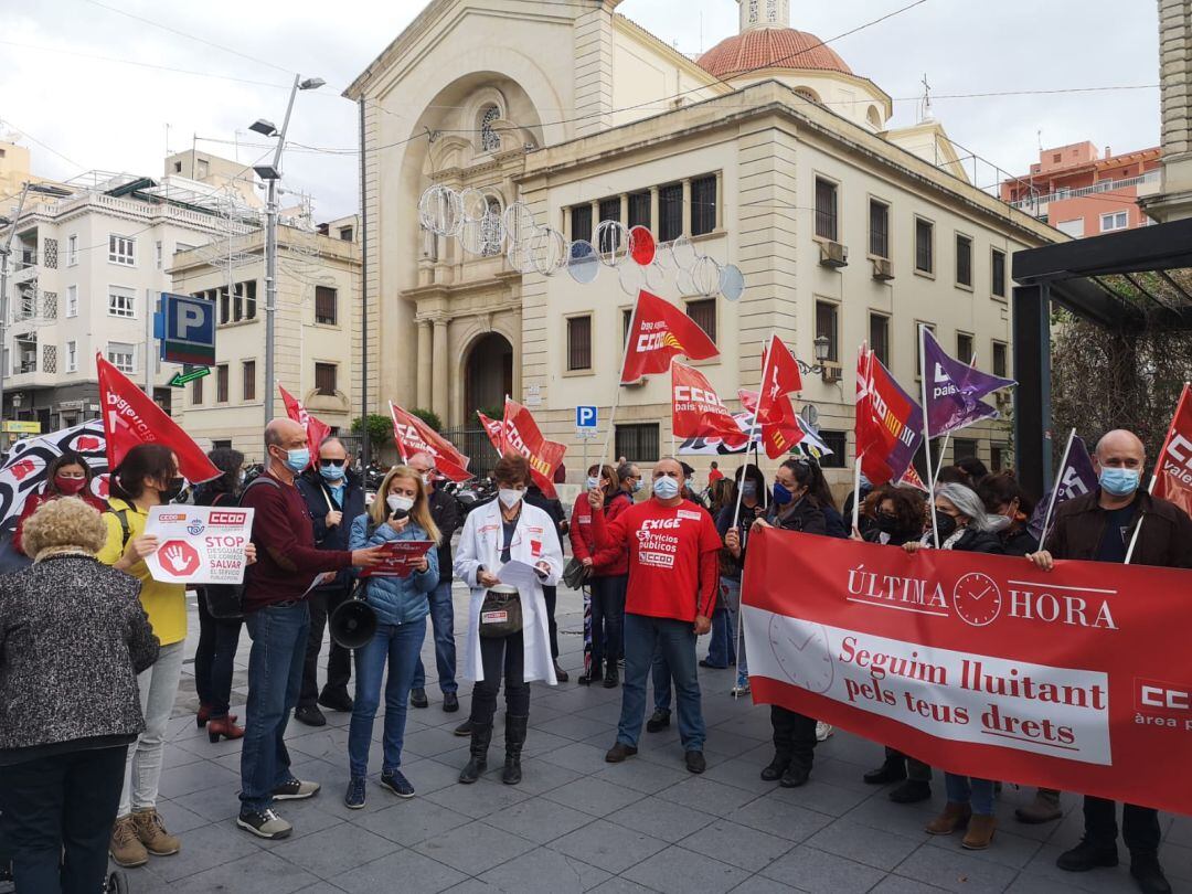 Empleados de servicios públicos en la concentración ante la Subdelegación de Gobierno en Alicante, convocados por el área pública de Comisiones Obreras.