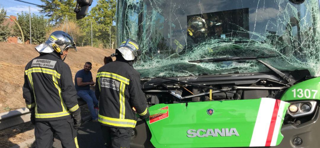 El accidente ha causado elevados daños materiales en los vehículos, aunque únicamente se han registrado nueve heridos leves