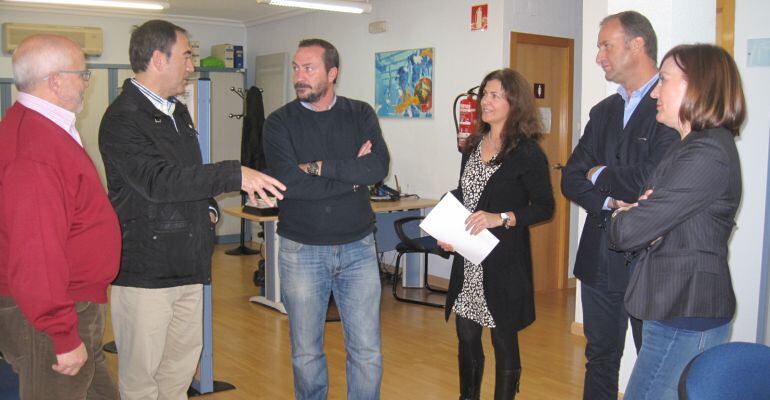 El delegado de empleo, Antonio de la Torre, durante su visita a una unidad de orientación.