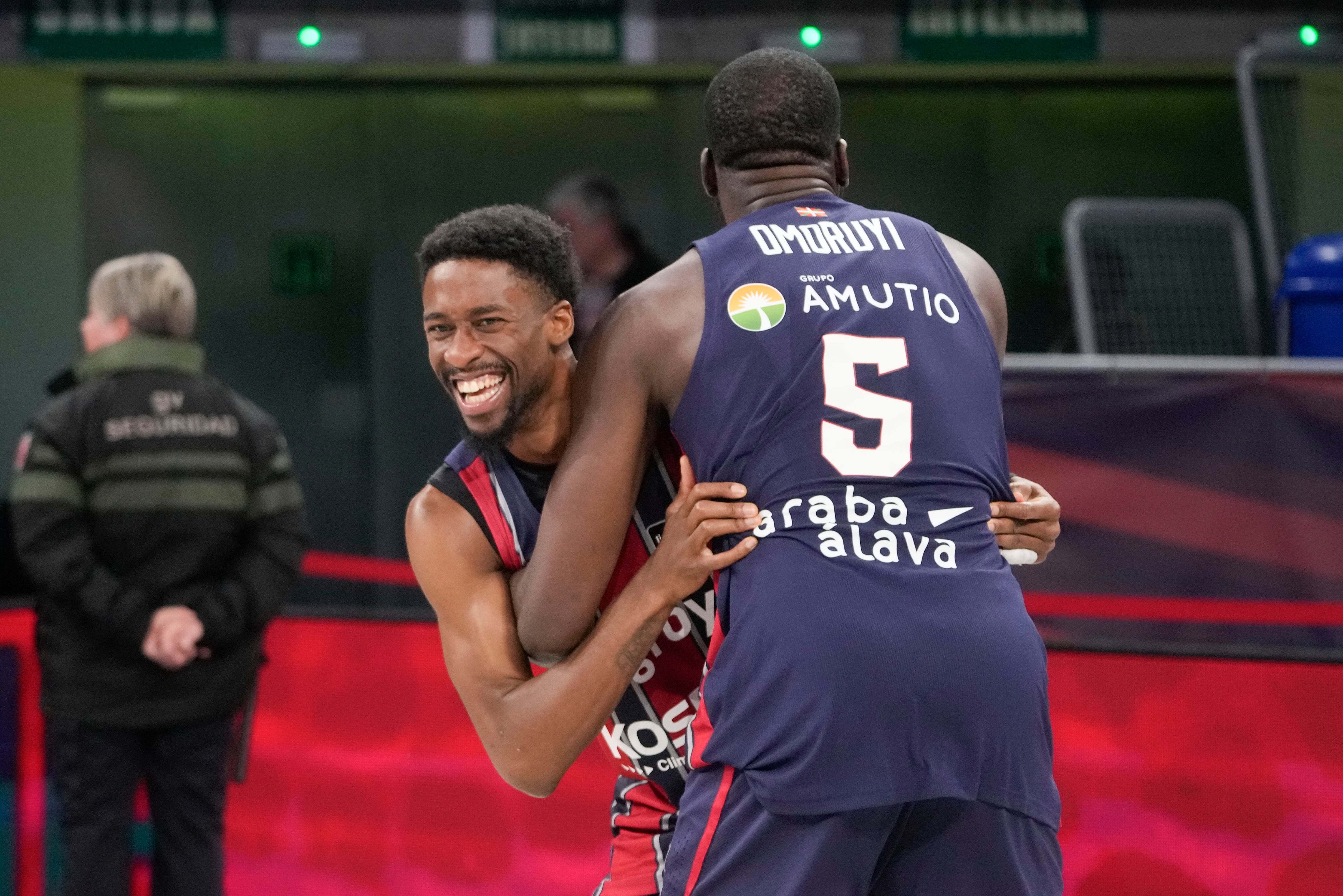VITORIA, 12/04/2026.- Los jugadores del Kosner Baskonia celeran su victoria tras el partido de la jornada 26 de la Liga Endesa de baloncesto que Kosner Baskonia y el CB Gran Canaria disputan este domingo en el Fernando Buesa Arena, en Vitoria. EFE/Adrián Ruiz Hierro