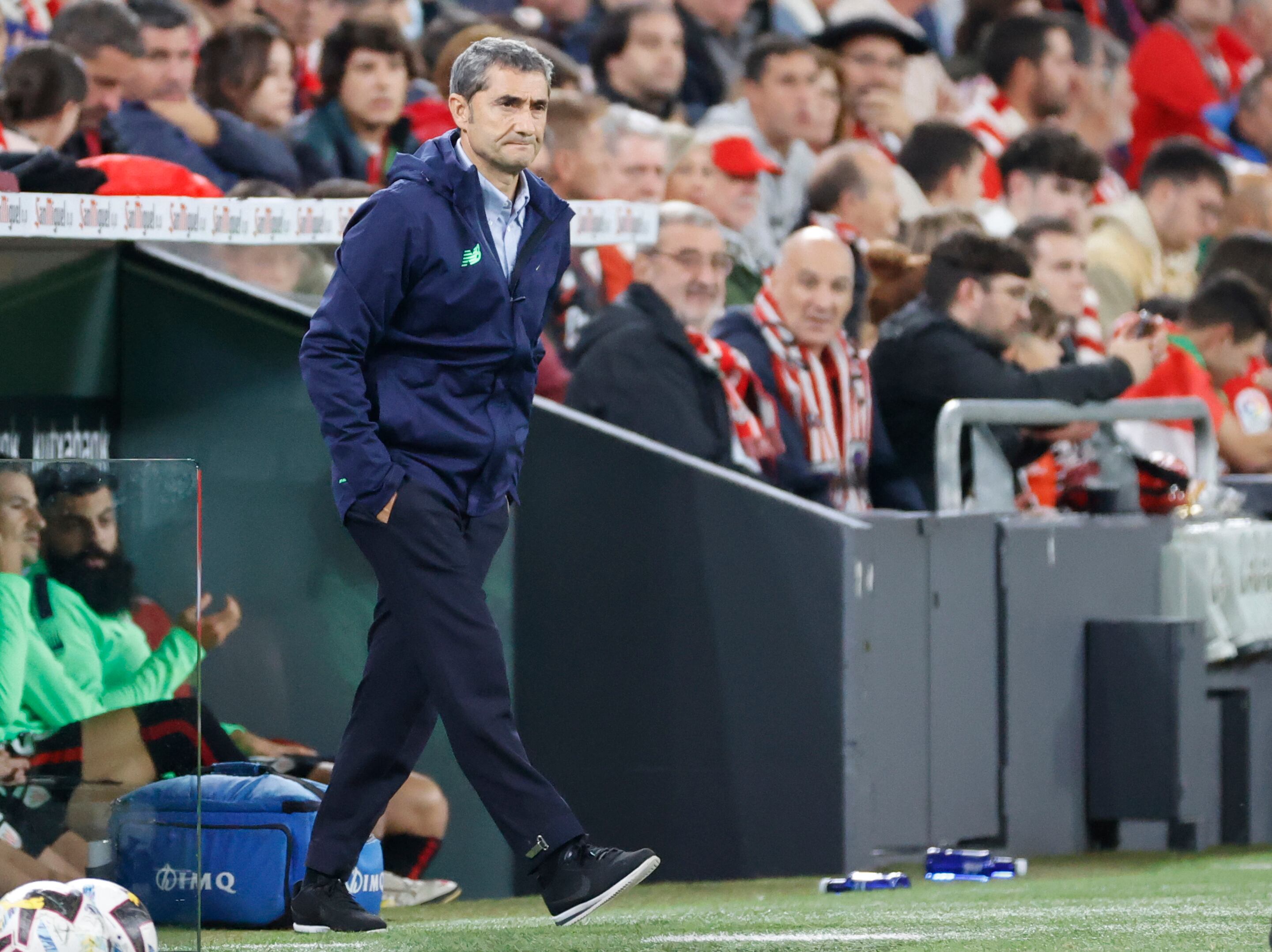 BILBAO, 30/09/2022.- El entrenador del Athletic, Ernesto Valverde, durante el encuentro de la jornada 7 de LaLiga Santander que el Athletic Club de Bilbao y la UD Almería disputan este viernes en el estadio de San Mamés, en Bilbao. EFE/ Luis Tejido
