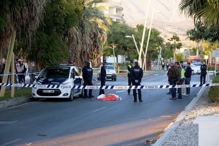 Imagen del cuerpo sin vida de la mujer que fue atropellada ayer en la Rambla de los Álamos