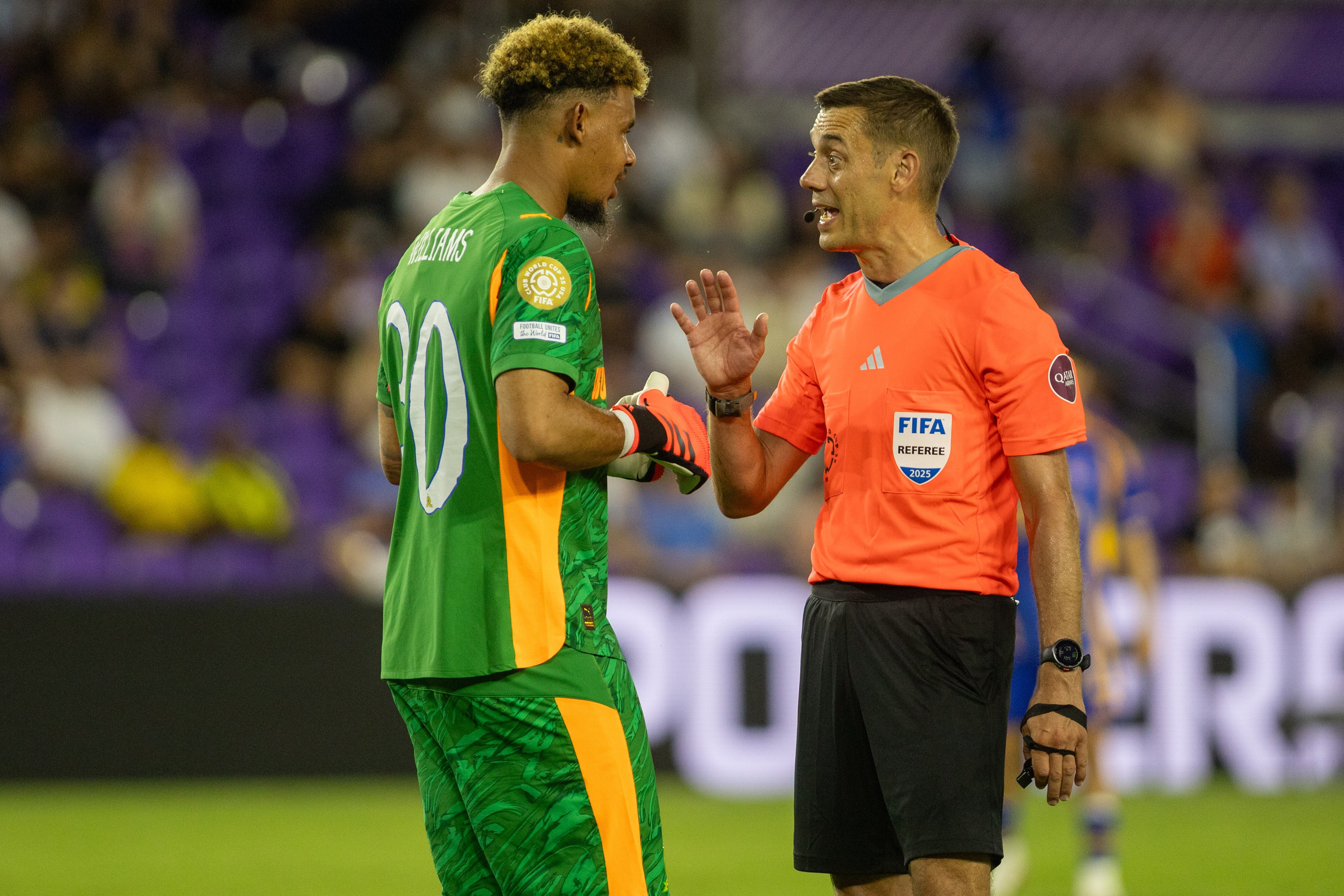 Ronwen Williams, portero del Mamelodi Sundowns, charla con Clément Turpin durante el partido del Mundial de Clubes