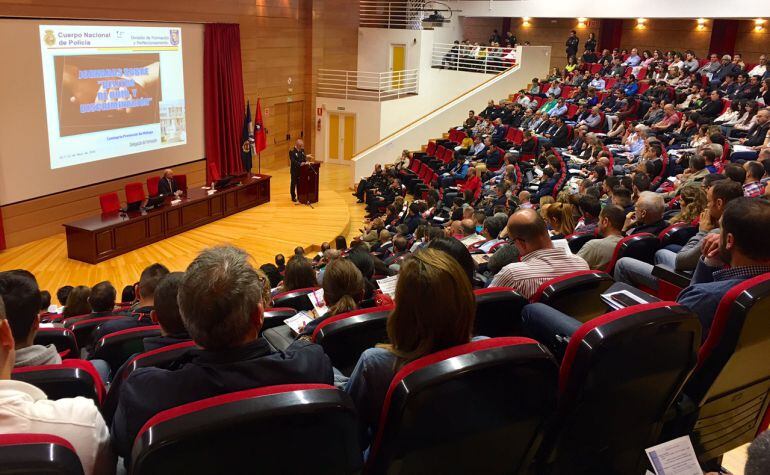 Agentes de los cuerpos de seguridad y alumnos de la facultad de Derecho de la Universidad de Málaga durante las jornadas de sobre Delitos de Odio organizadas por la Policía Nacional