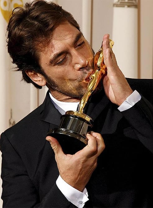 En la imagen el actor Javier Bardem besando la estatuilla.