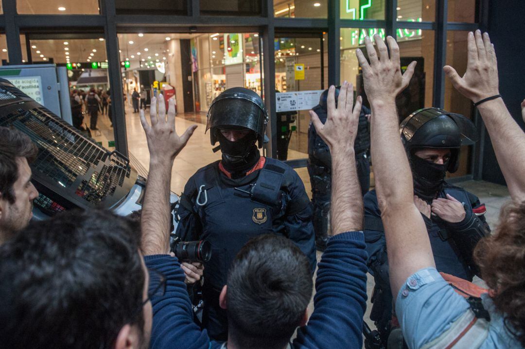 Varios Mossos d&#039;Esquadra protegen la estación de Sants de Barcelona de los manifestantes.