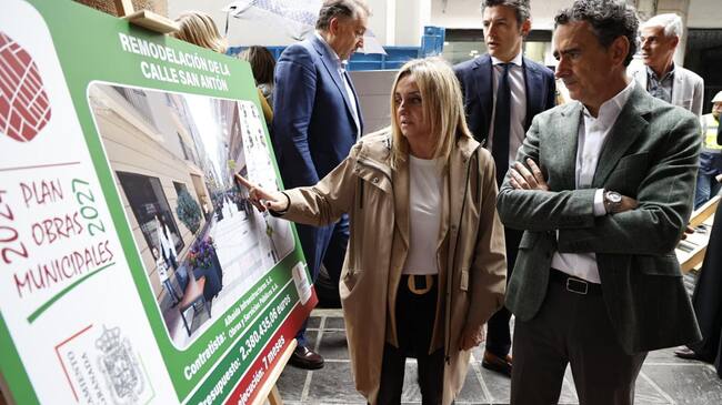 La alcaldesa de Granada y el concejal de Urbanismo, Marifrán Carazo y Enrique Catalina, en el comienzo de las obras de la calle San Antón