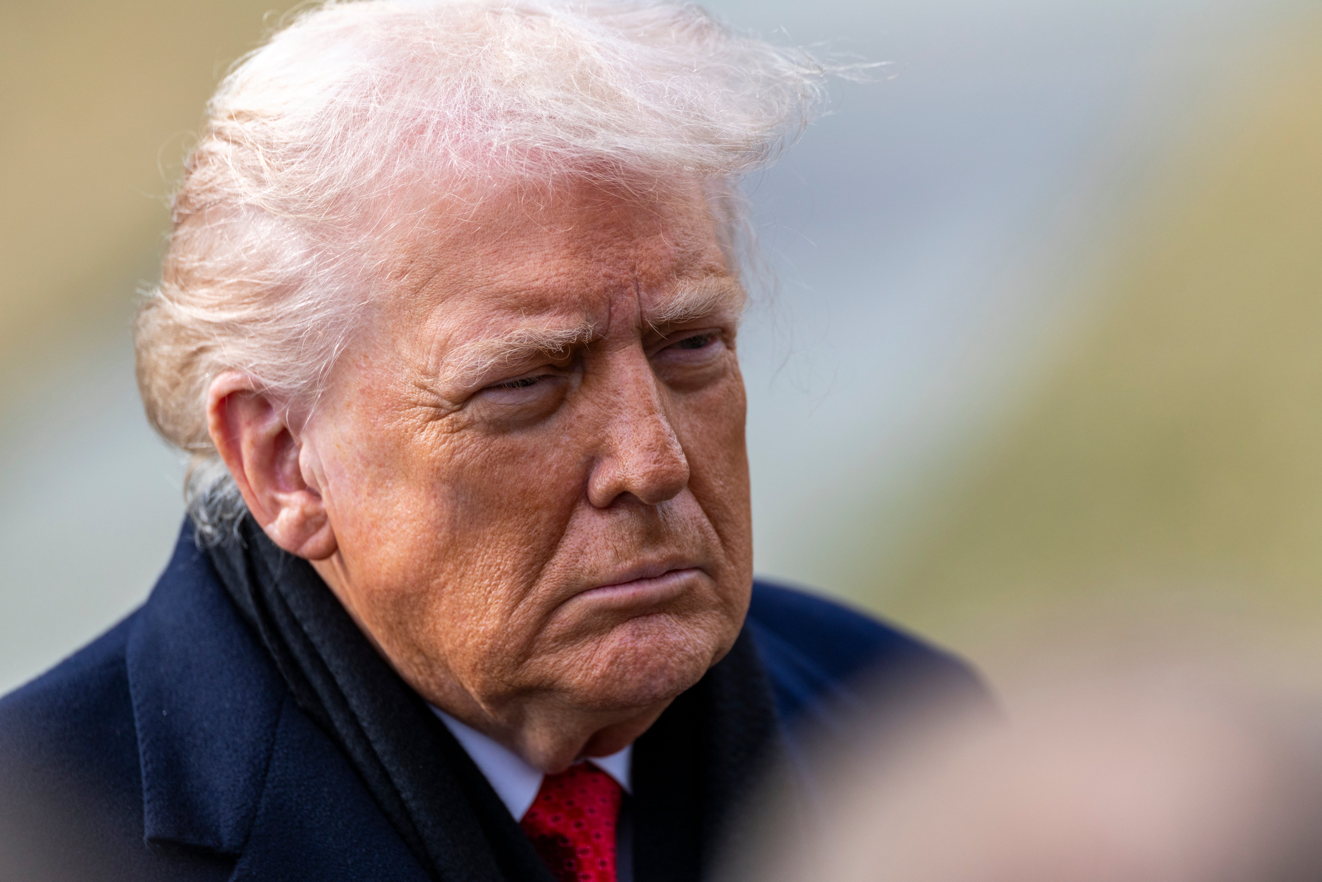 El presidente de Estados Unidos, Donald Trump, antes de subirse al avión presidencial este viernes.
