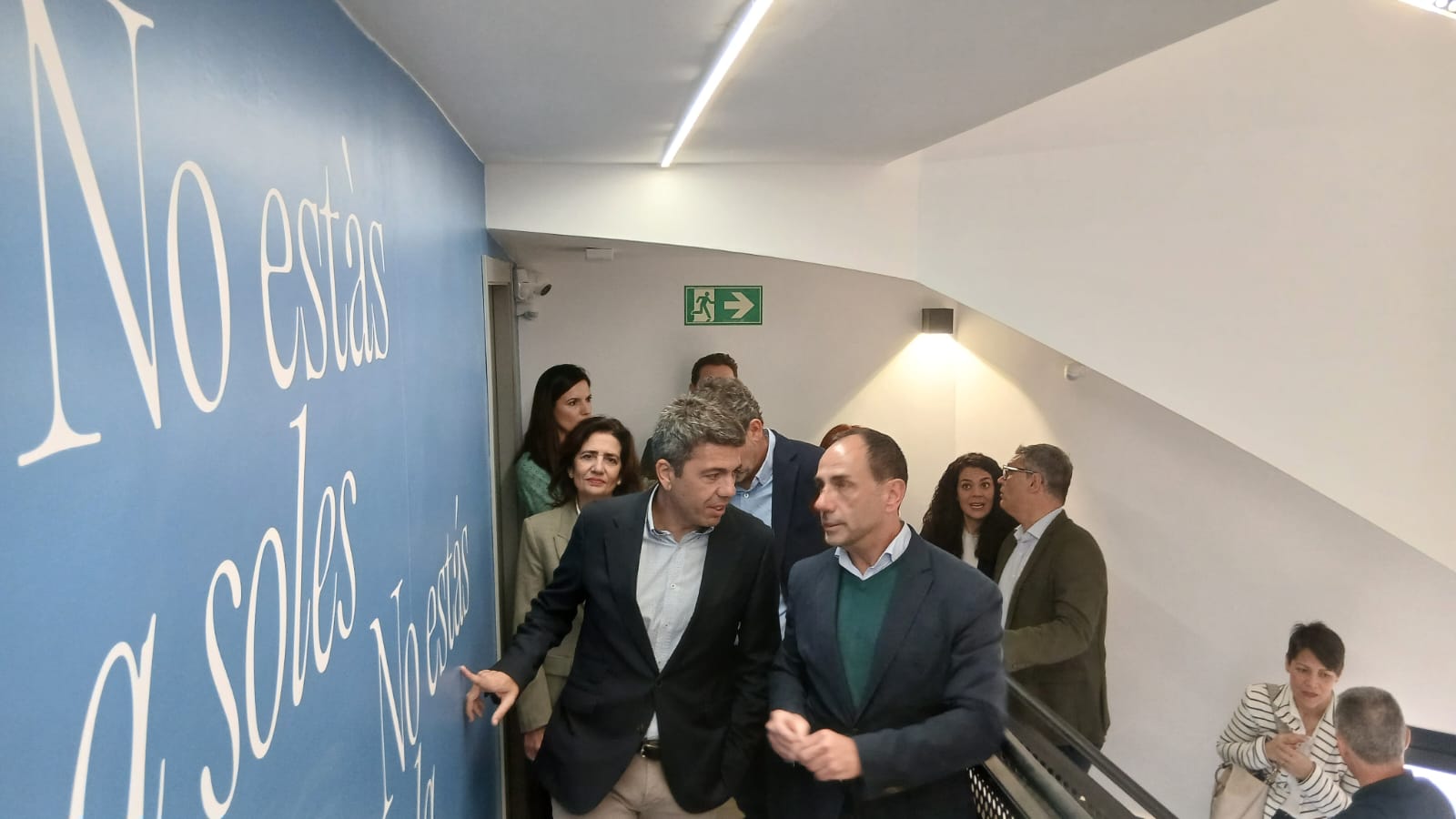 Carlos Mazón durante la visita este jueves al Centro Social Campoamor de Alicante