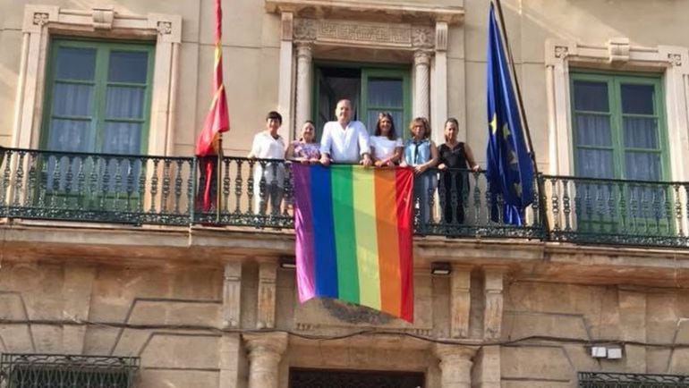 La bandera arcoíris ondea en el ayuntamiento de Cuevas.