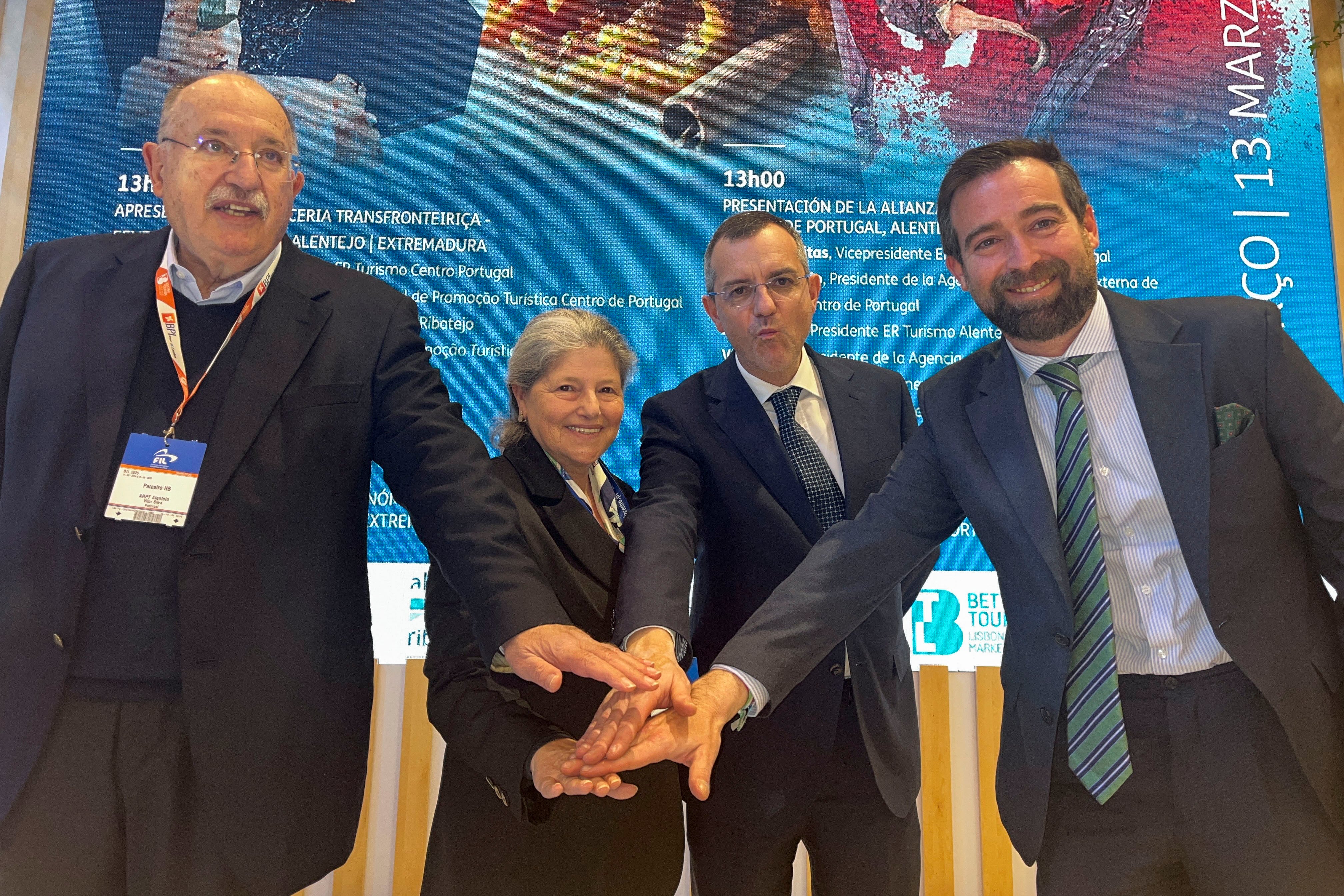 Jesús Viñuales (primero por la derecha), en marzo de 2025 en la mayor feria de turismo de Portugal.