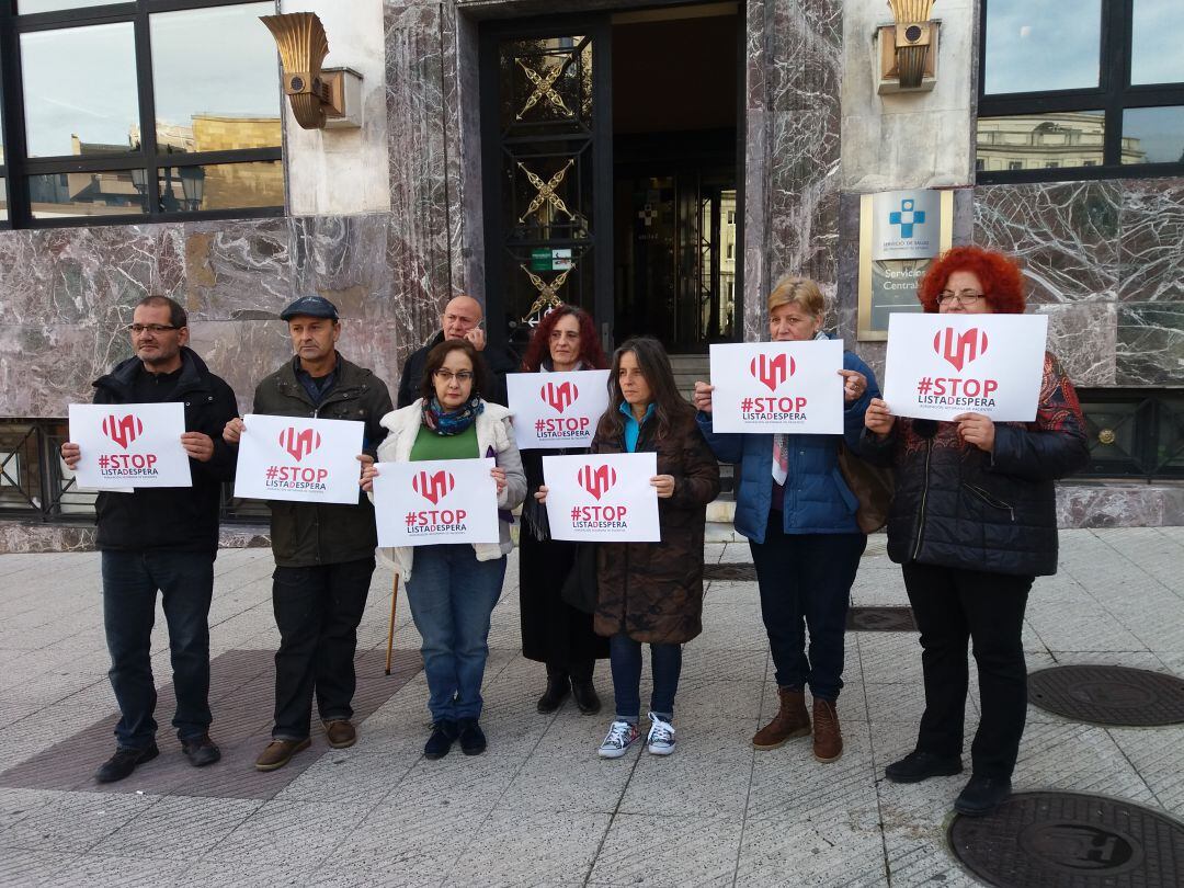 Miembros de la plataforma Stop listas de espera, concentrados ante la sede del SESPA en Oviedo