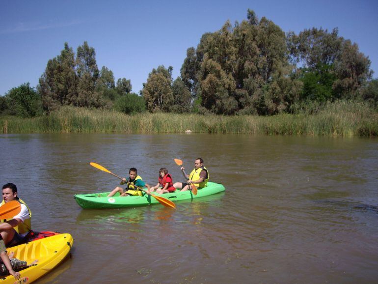 Piragüistas en el Guadiana.