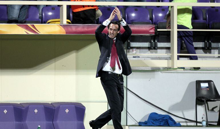 FLORENCE, ITALY - MAY 14: Unai Emery manager of FC Sevilla celebrates after winning during the UEFA Europa League Semi Final match between ACF Fiorentina and FC Sevilla on May 14, 2015 in Florence, Italy.  (Photo by Gabriele Maltinti/Getty Images)