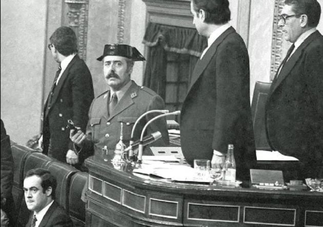 Teniente coronel Antonio Tejero en el Congreso de los  Diputados el 23 de febrero de 1.981. Fotografí­a de  Manuel Hernández de León