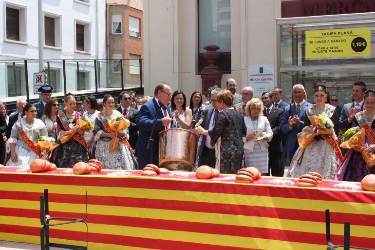 Reparto de la Clderas por part de la reina y damas, junto a las autoridades municipales.