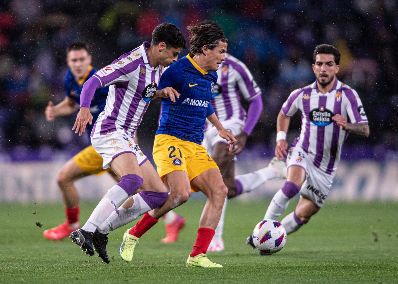 Bover lluita una pilota durant el partit contra el Valladolid.