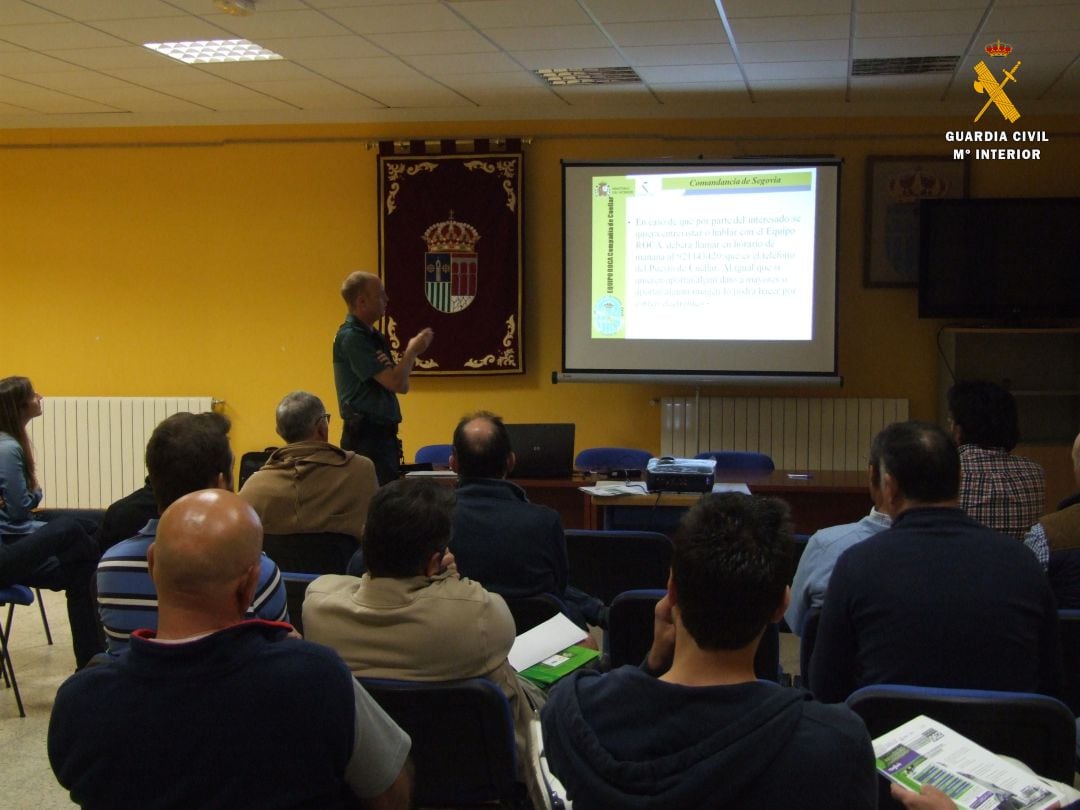 Imagen de una de las charlas del equipo ROCA de la Guardia Civil