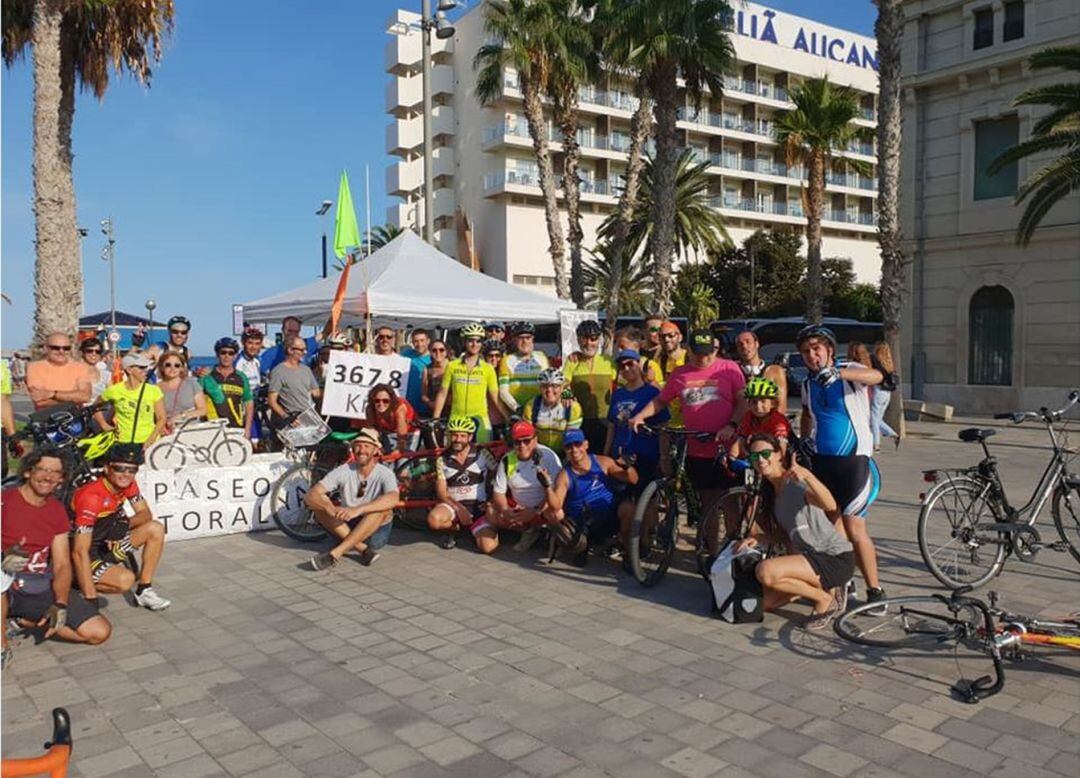 Miembros de la PCM y Alacant en Bici en la última "bicifestación" llevada a cabo en Alicante.