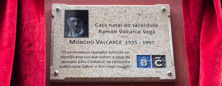 Placa de homenaje a Moncho Valcarce