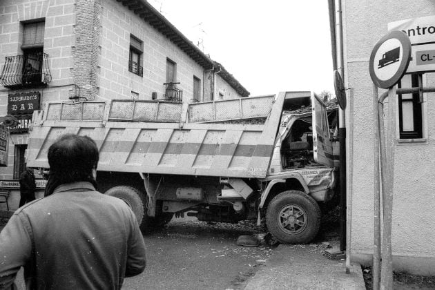 Primer plano del camión accidentado