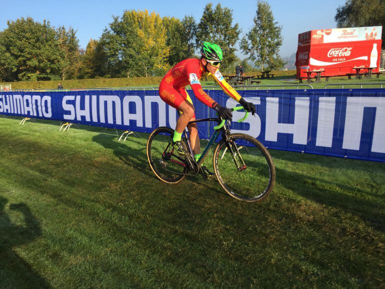 Iván Feijóo, participando en Holanda, en la Copa del Mundo de Ciclocross, categoría junio.