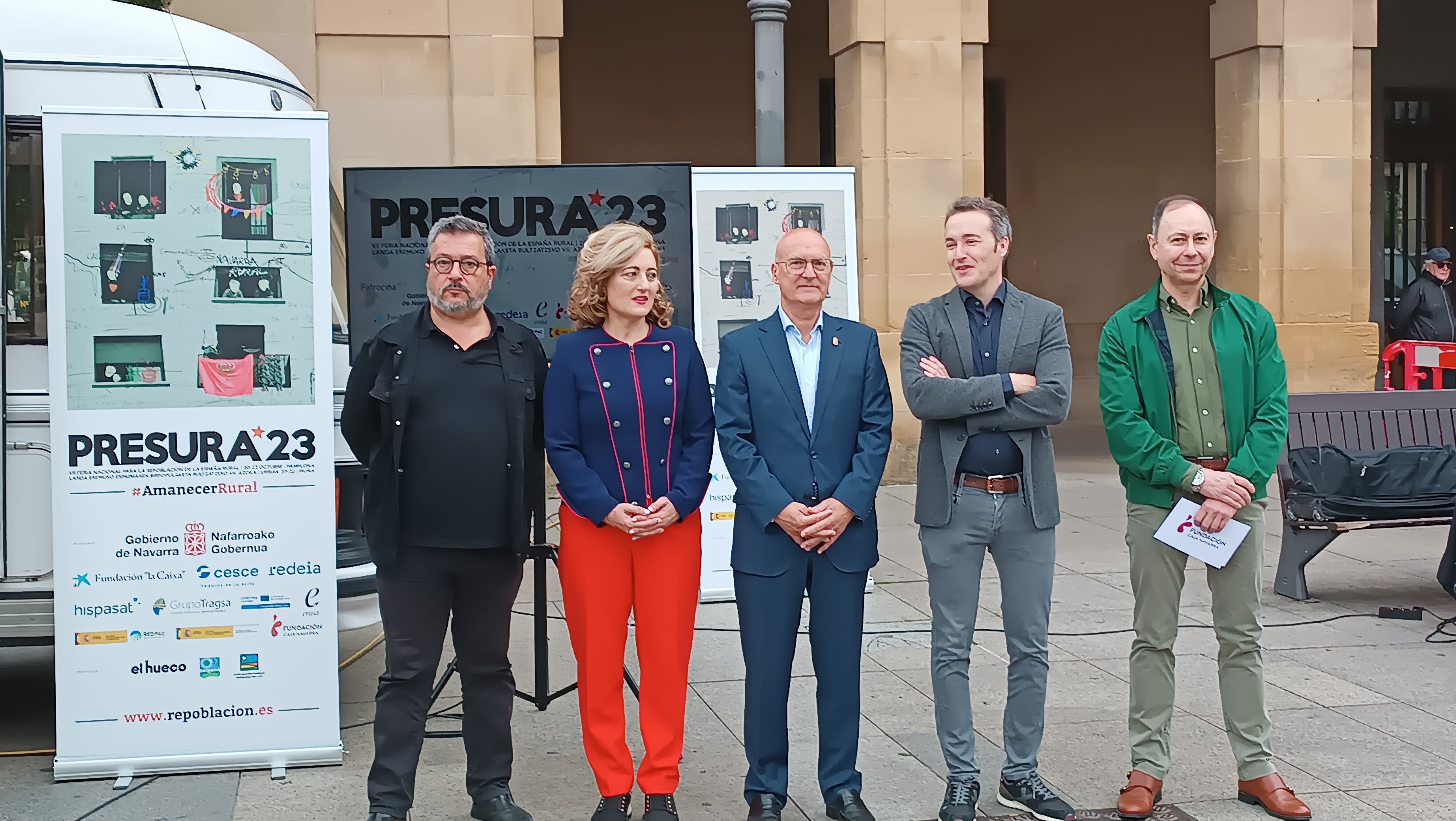 Acto de presentación de la Feria nacional Presura 2023. De izquierda a derecha, el director de la Feria Presura, Joaquín Alcalde; la alcaldesa de Allo, Susana Castanera; el consejero de Cohesión Territorial, Bernardo Ciriza; el director general de Telecomunicaciones y Digitalización, Luis Campos; y el presidente de la Fundación Caja Navarra, José Ángel Andrés.