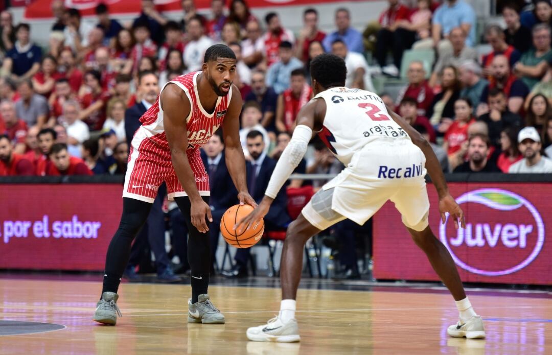 DeJulius encara con el balón