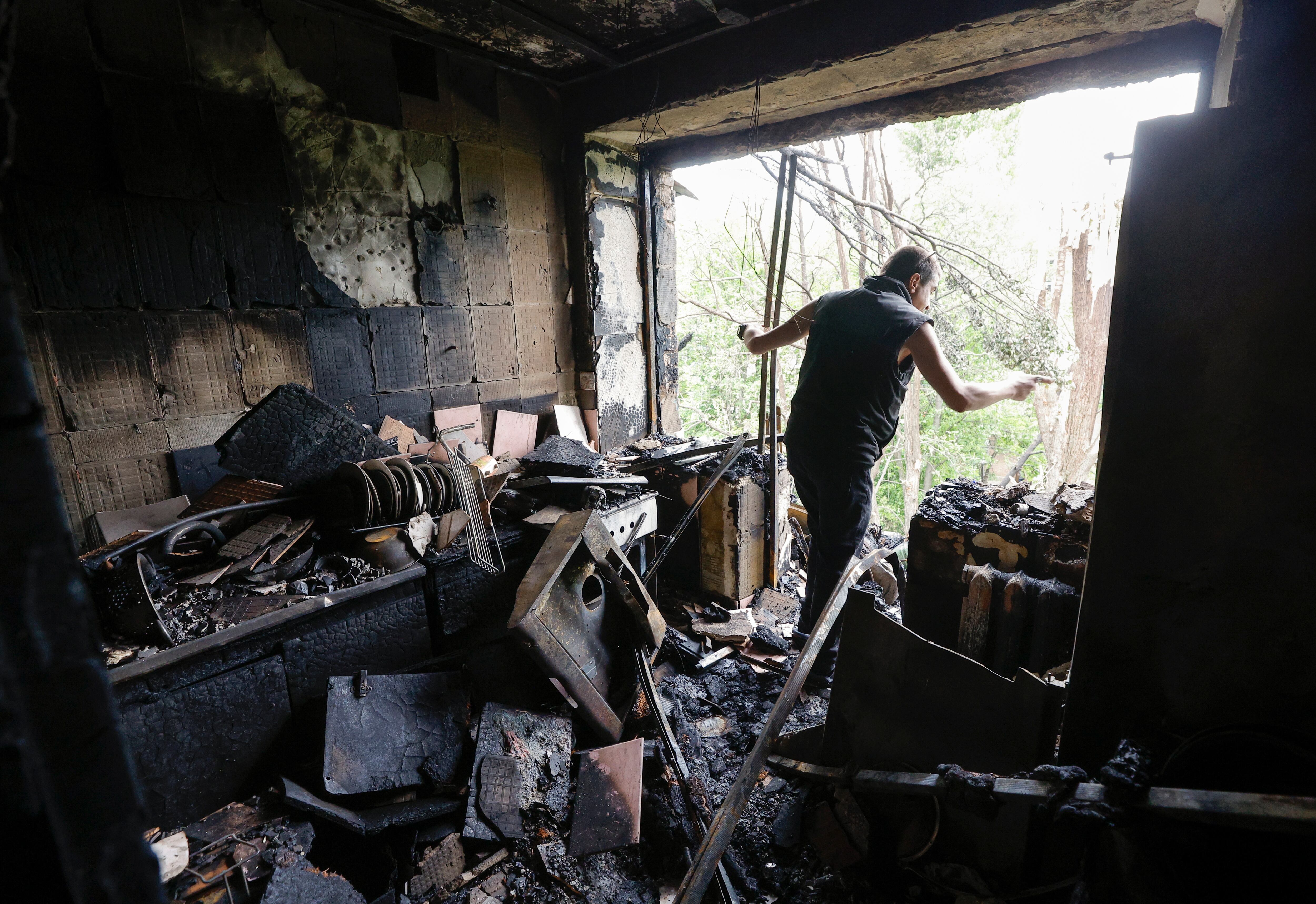 Un hombre camina por su casa, destrozada tras los últimos ataques rusos sobre Kiev este sábado. EFE/EPA/SERGEY DOLZHENKO