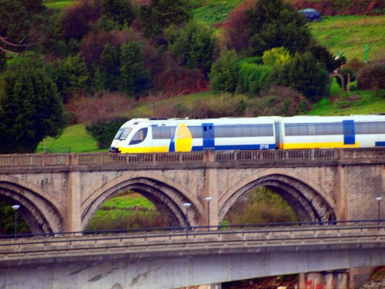 En al imagen un tren de Ancho Métrico, antigua Feve, cruza el puente sobre el río Landro, en Viveiro.