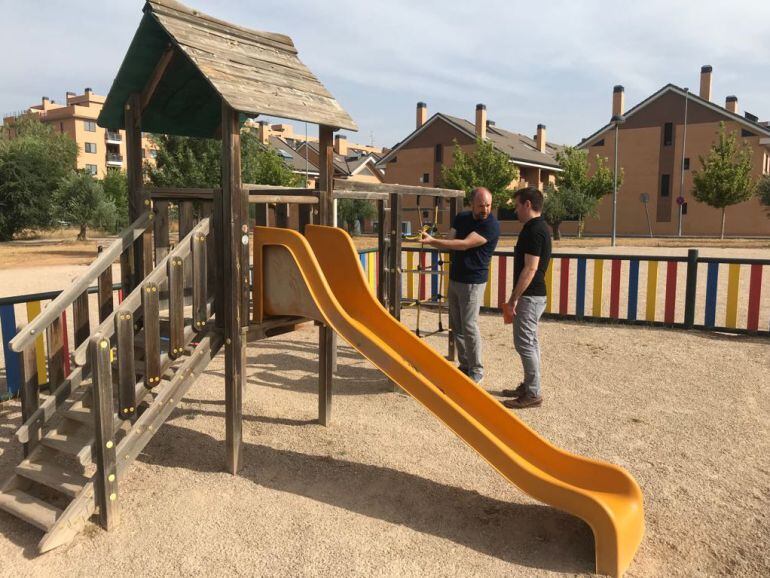Concejales de Ciudadanos revisando una zona infantil