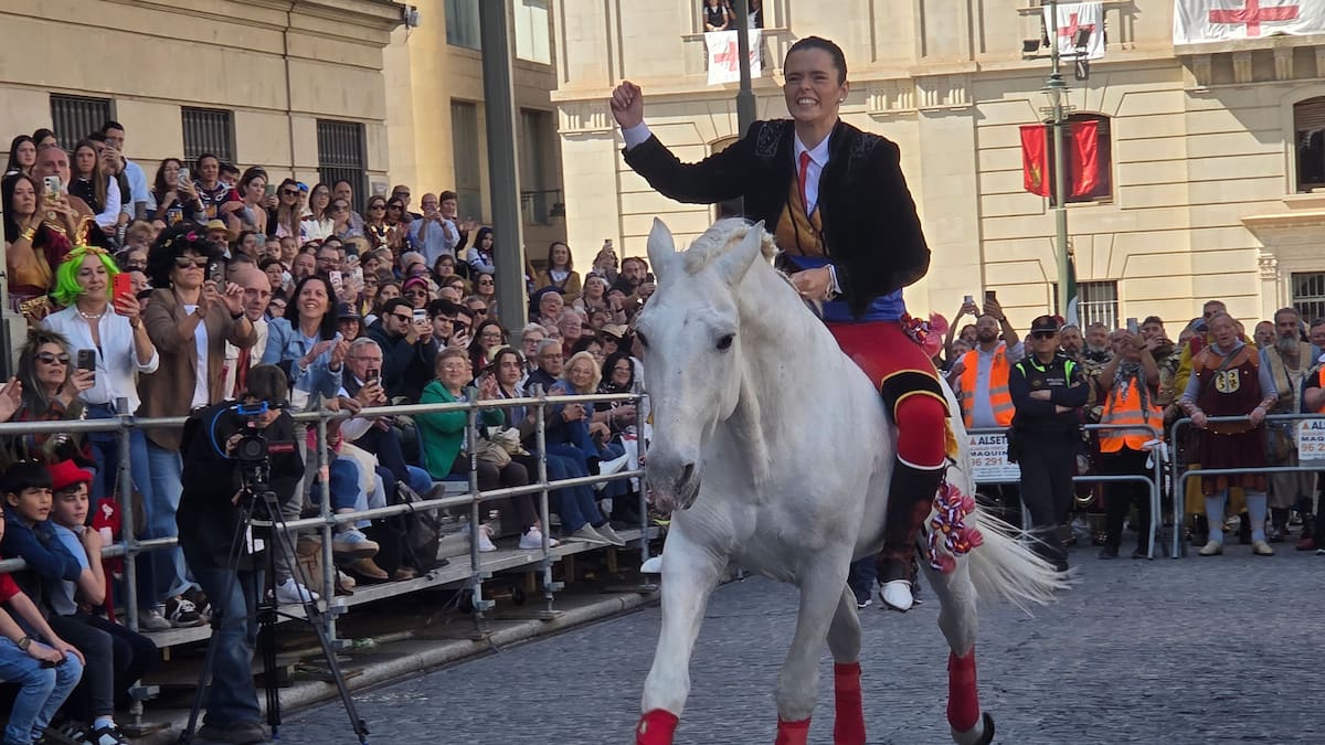 Las tropas de la cruz van a por la reconquista de Alcoy con el mensaje entregado por una festera y la Embajada Cristiana