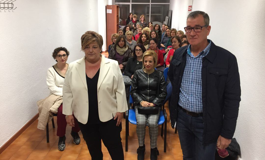 Representantes sindicales junto a las trabajadoras afectadas.