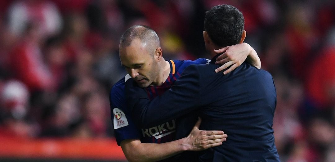 Ernesto Valverde y Andrés Iniesta, durante un partido de la pasada temporada