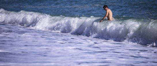 Un hombre se baña en la playa de la Malagueta, en Málaga, en pleno noviembre.