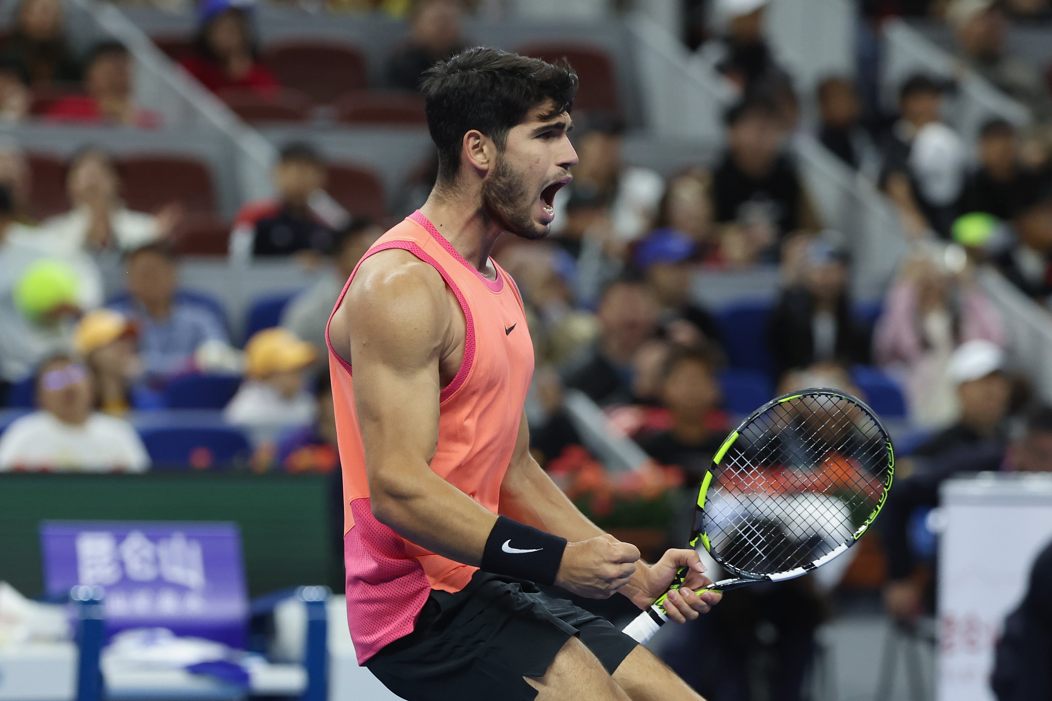 Carlos Alcaraz celebra su victoria ante Daniil Medvedev en Pekín