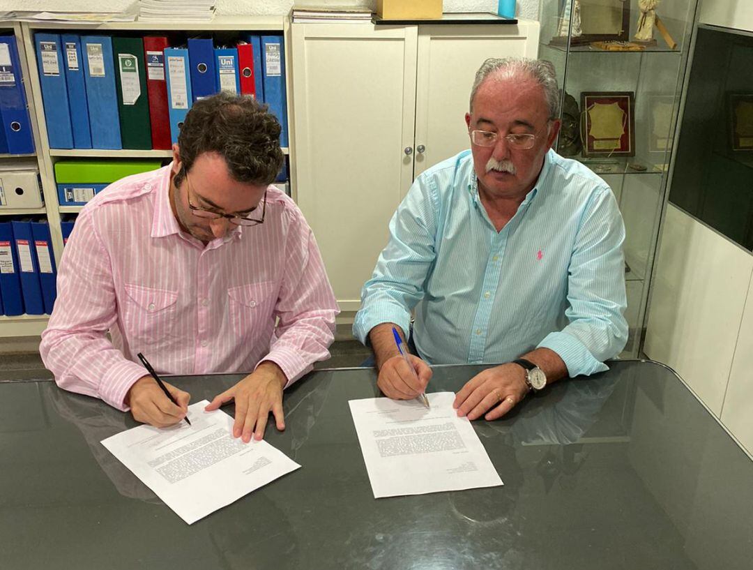 Los hermanos mayores de la Virgen Dolorosa y el Santísimo Cristo Yacente de Gandia firman el acuerdo para el nuevo acto