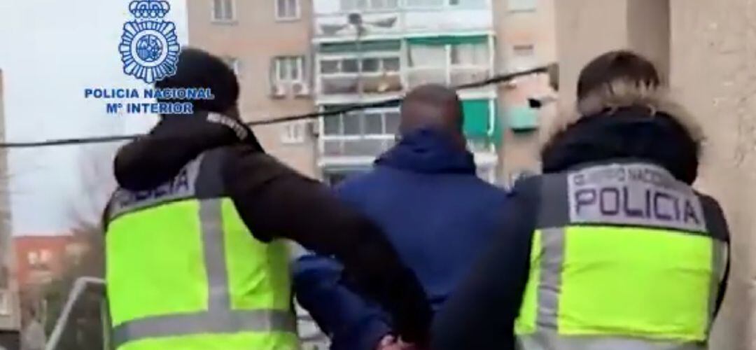 Momento del arresto del hombre buscado por tener nueve ordenes de detención por robos con violencia y fuerza.