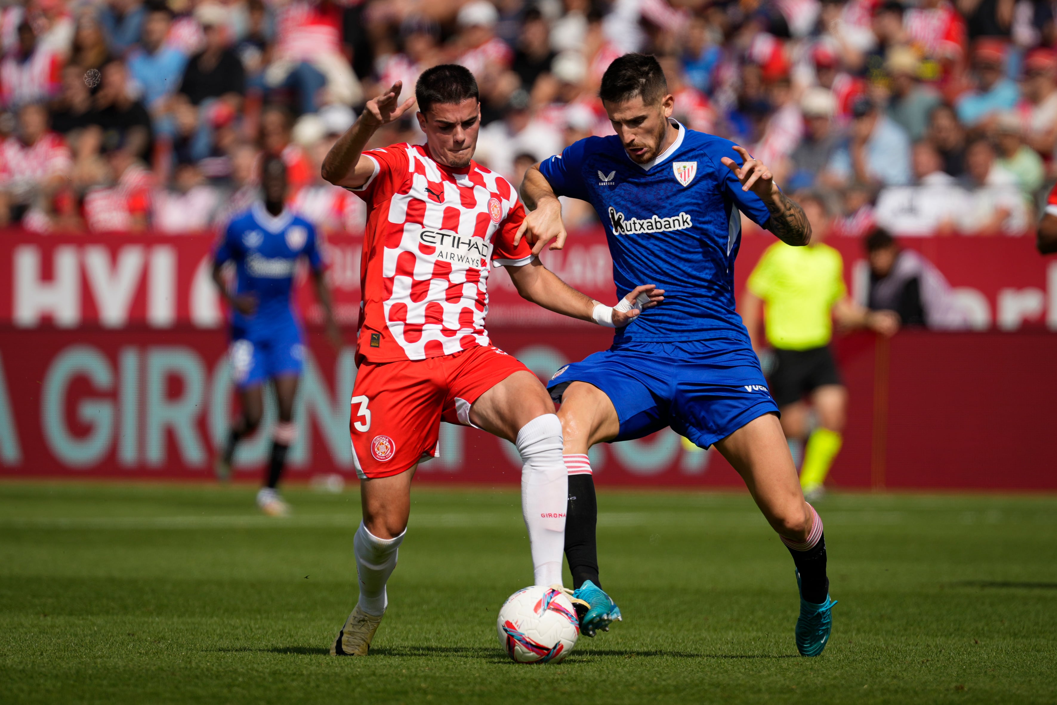 Miguel Gutiérrez (i), del Girona FC, disputa el balón con Oihan Sancet durante el partido entre ambos en la primera vuelta de LaLiga