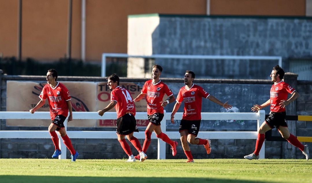 Los jugadores del Laredo celebran el tercer gol, obra de Riki