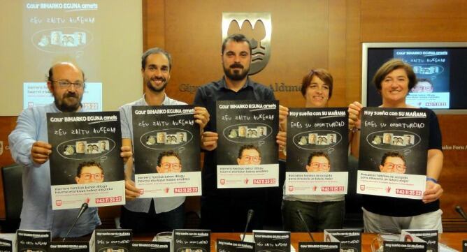 El diputado Ander Rodrigúez, acompañado de responsables de Beroa, en la presentación de la campaña