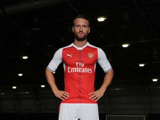 Mustafi posa con la camiseta del Arsenal