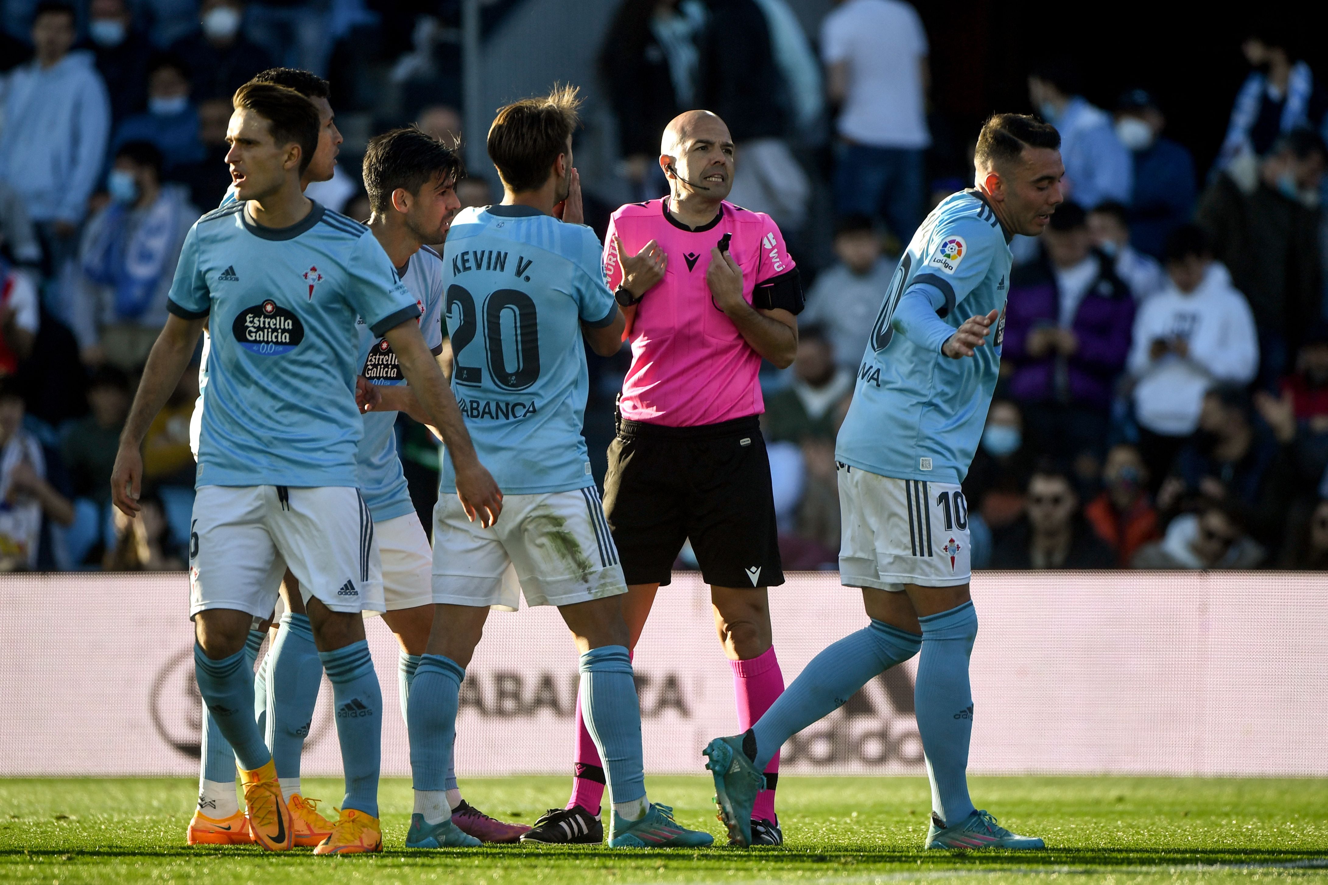 Iago Aspas protesta al colegiado, junto a otros compañeros, en una acción del Celta - Real Madrid